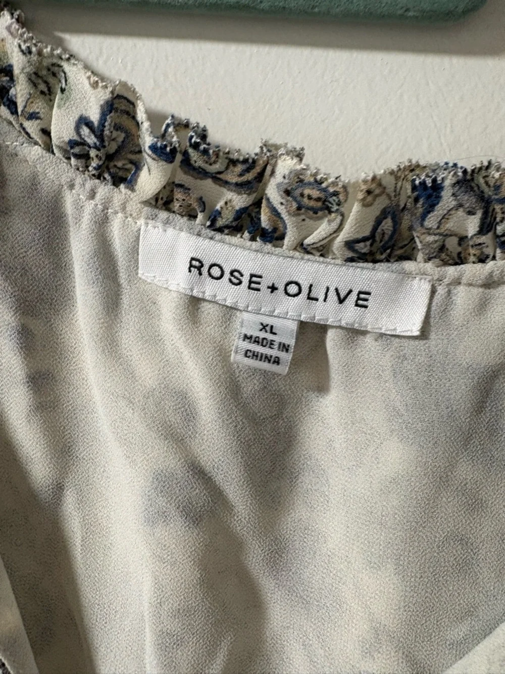 Rose & Olive Cream Floral V-Neck Sleeveless Blouse - Picture 2 of 3